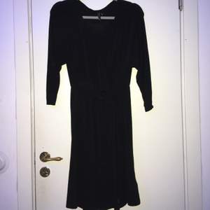Stilren klänning som kan kläs upp enkelt. Alla behöver en liten svart klänning i garderoben! 