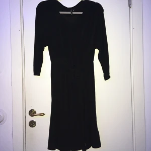 LITTLE BLACK DRESS - Stilren klänning som kan kläs upp enkelt. Alla behöver en liten svart klänning i garderoben! 