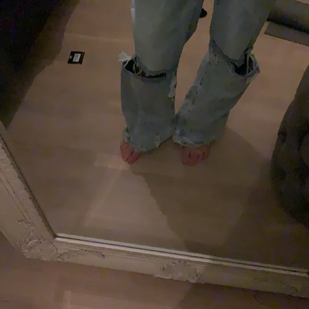 Säljer mina Assnygga jeans från Bershka, inte använda alls mycket och är väldigt långa, jag är 160 . Jeans & Byxor.