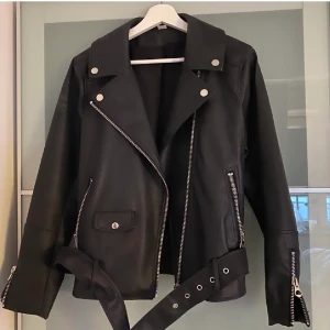 Skinn jacka zara - Säljer min skinnjacka från zara som jag köpte för drygt ett år sedan men inte använt på flera månader. Den är så gott som ny, tror inte zara säljer denna jacka längre. Köptes för 600kr om jag inte minns fel ! Frakt ligger på 43kr