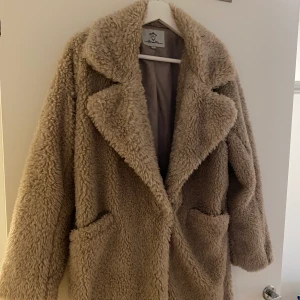 Jacka/kapp - Beige jacka/kappa, storlek S. Köpt från madlady.se. Väldigt fint skick, använd fåtal gånger. Färgen är lite ljusare i verkligheten. 250 kr + frakt.
