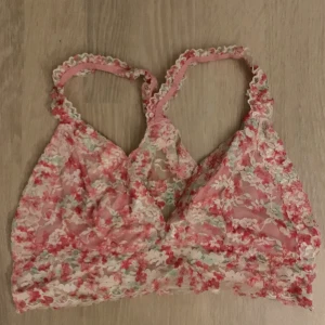 Spets topp/bh  - Superfin blommig topp/bh som jag ej använder längre. I fint skick. 