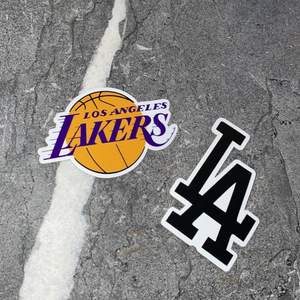 Säljer dessa vattentäta och glansiga klistermärkena med Lakers & LA dodgers 🌴 Köp 1 för 18 eller båda för 30 kr. Frakt tillkommer på 12 kronor ✨ Lakers: 7. 7 x 5 cm & LA: 5.1 x 7 cm ✨