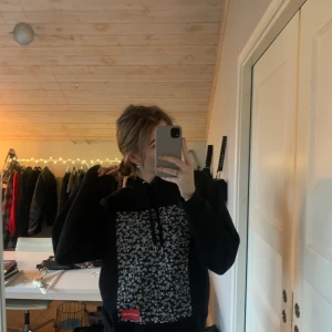 Calvin Klein hoodie - Endast använd 3 ggr, så i utmärkt skick! Strl M. Budgivning sker i kommentarerna, skriv privat om ni har fler funderingar!