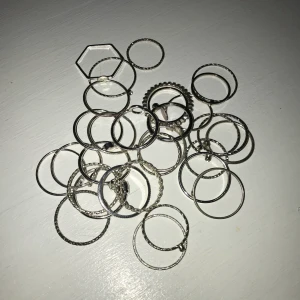 Ringar - 32 stycken ringar☺️ dom flesta är från h&m. Alla för 150kr❤️ frakt tillkommer 