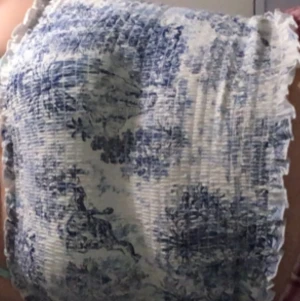 Bandlös topp strl M - Den är köpt på HM för lite mer än 1 år sedan, inte mycket använd. Stretchigt tyg så skulle säkert passa en L och S också.