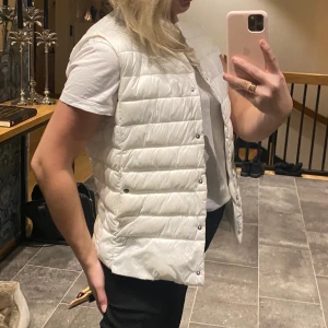 Vit dunväst - Snygg vit dunväst från mango strl s, passar även xs. Trendig o fint skick då den knappt är använd! Möts upp i Stockholm eller fraktas!🥰