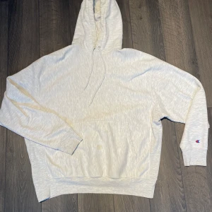 Vintage Champion Hoodie - Vintage Champion hoodie i storlek XL. Sjukt skön, lite oversize passform av tjockt material. Bra skick, finns lite flera mindre fläckar. Fitpic kan ordnas! Klicka in på profilen för massvis med andra vintage tröjor! 🙏🏻