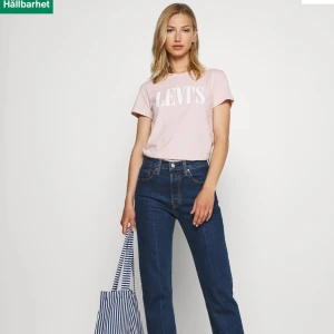 Nya levis 501 cropped 26/28 - Hej. Jag säljer sprillans nya levis 501or från zalando. Har gått ner i vikt & missbedömde plaggets storlek så dem är tyvärr för stora för mig. Säljes gärna tillsammans för 1000kr eller 550 styck. Köparen står för frakt. 