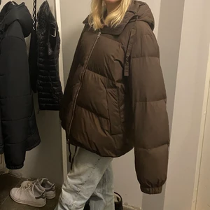 Arket dunjacka - Brun dunjacka från arket i storlek S, superfin och sparsamt använd