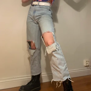 Vintage custommade broderade trasiga raka 512 Levi’s jeans Lorde ”Homemade Dynamite” - Vintage raka light wash Levi’s i modellen 512 med hål vid knäna och broderiet ”Homemade Dynamite” i en mild röd tråd 🪡 Ett plagg som ger samma funktion som ett par vanliga jeans men har en extra unik touch som är unik för just dessa! Markerade som strl L  Alla priser är inkl. frakt och alla plagg tvättas innan de skickas iväg