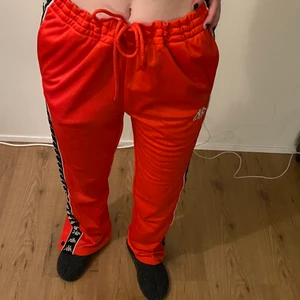 kappabyxor i l - oranga byxor i l, sitter dock ok på mig som brukar ha s