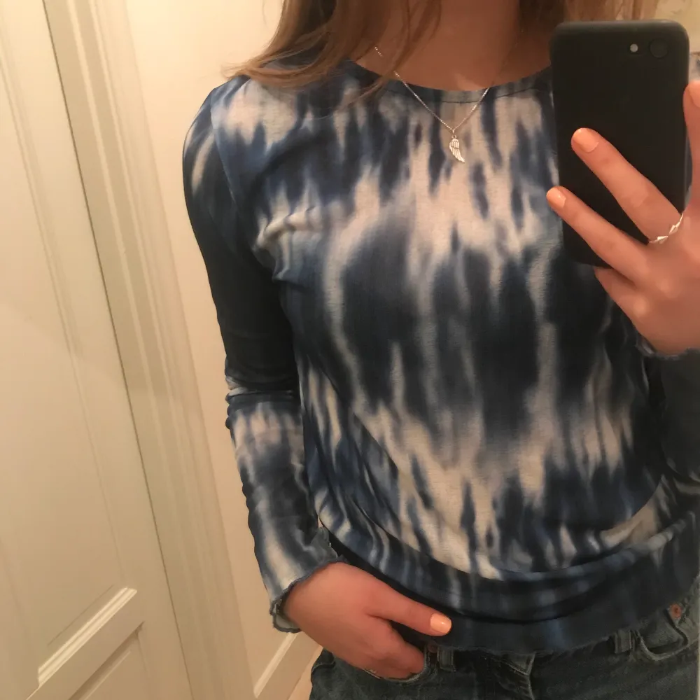 Skitcool blå tiedye tröja som jag tyvärr inte kommer till användning! Köpte för ca 375kr för ca ett halvår sen. Tröjan är väldigt töj var så passar både mig som har storlek xs men skulle också passa någon med M. Hör av dig privat för intresse!💕❤️💖💜bud på 200kr. Tröjor & Koftor.