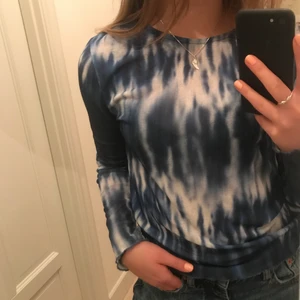 Tiedye tröja - Skitcool blå tiedye tröja som jag tyvärr inte kommer till användning! Köpte för ca 375kr för ca ett halvår sen. Tröjan är väldigt töj var så passar både mig som har storlek xs men skulle också passa någon med M. Hör av dig privat för intresse!💕❤️💖💜bud på 200kr