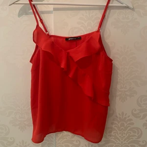 röd söt topp  - supergulligt linne från ginatricot! bra skick. köparen står för frakten :) 