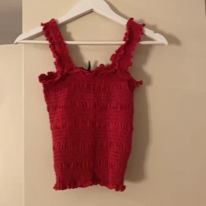 Gulligt rosa linne  - Ett jättefint linne som jag inte får användning för längre, använde de ett fåtal gånger i somras men inte min stil längre. Väldigt bra skick.