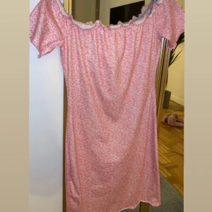 Blommig klänning  - Endast testad, mycket bra skick, somrig 