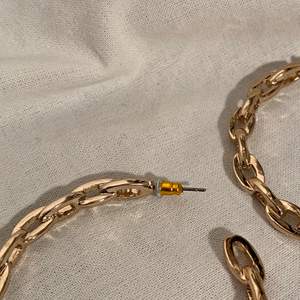 Guldfärgade ”kedjeörhängen”. Köpta hos Gina Tricot. Frakt ingår i priset :)