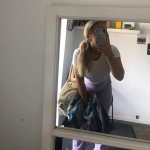 Lila supersnygga byxor - Värdens snyggaste byxor i en vårig lila färg använda några gånger men i jättefint skick🤩Kan skicka fler bilder om så önskas😼❤️