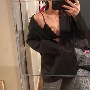 Kavaj - Så fin kavaj som jag aldrig använt, lappen kvar och nypris 599kr. Så fina detaljer som små slits på ärmarna, knappar samt fickor. Oversized i storleken och lite längre vilket är så fint! Jag har dock för många kavajer 😪 lite glansigt material