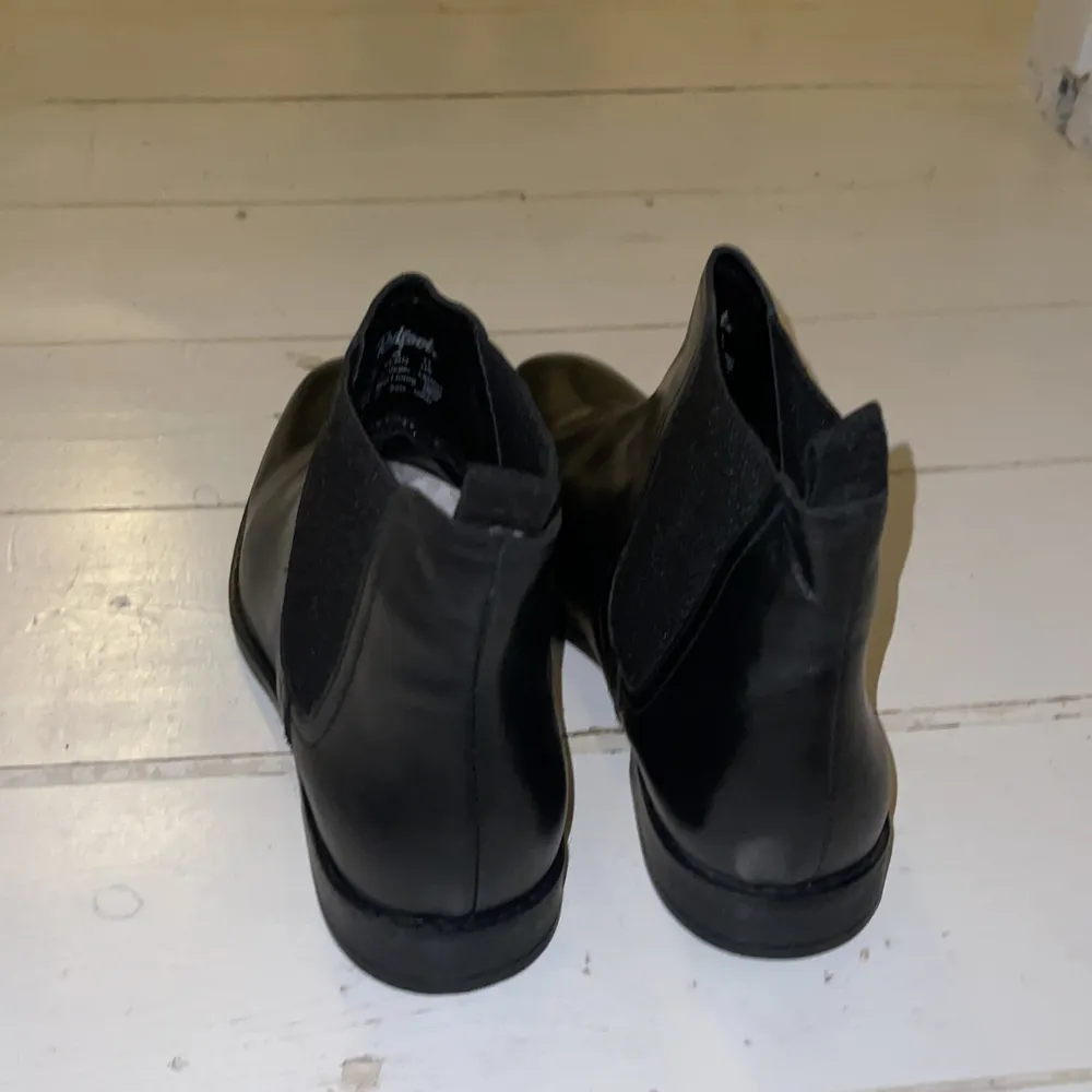 Säljer ett par Redfoot skor som aldrig är använda. De är gjorda i läder och i storlek 44 EU. Köpta för 1500:-, säljer pga att de aldrig kommit till användning. OBS! Priset kan diskuteras vid snabb affär! . Skor.