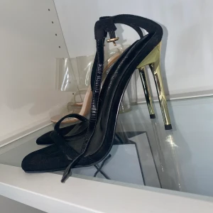 Boohoo klackar - Med guld klack. Storlek 37. Använda 1 gång