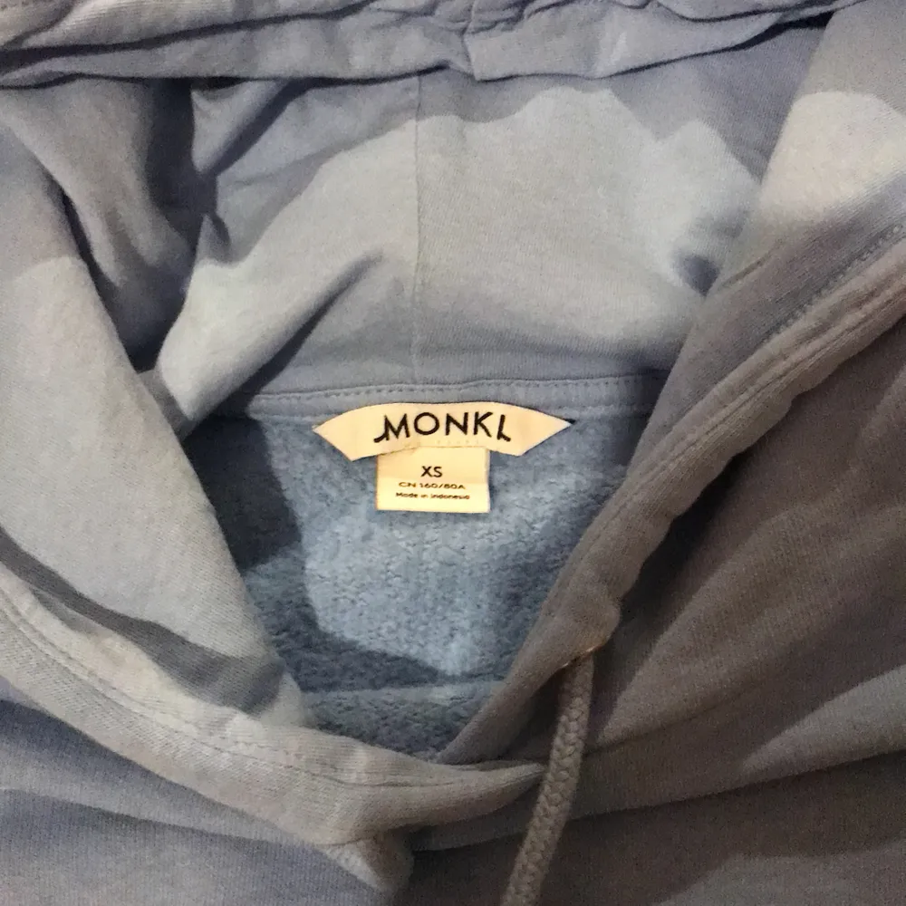 Blå hoodie från monki, använd ganska mycket men är i bra skick💛. Hoodies.
