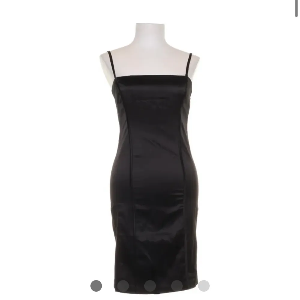 Säljer denna svarta mini klänningen från Ginatricot i storlek 36 (passar även 34). Helt ny, kom bara inte till användning hos mig.. Klänningar.