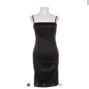 Säljer denna svarta mini klänningen från Ginatricot i storlek 36 (passar även 34). Helt ny, kom bara inte till användning hos mig.
