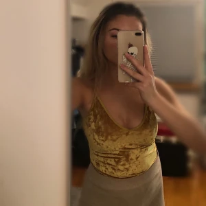 Guld/Gul sammets body - Festlig body i sammet från BikBok endast använd ett fåtal gånger därav som nyskick, den är guld/ gul i färgen. Storlek S men efter som tyget är väldigt stretchiga passar den XS-M (jag är storlek M). Vid budgivning höjs priset med minst 30kr exklusive frakt. Skicka privat för fler bilder eller om du har frågor❤️