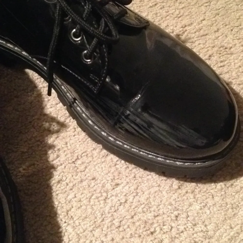 Svarta Dr Martens liknande skor, köpta på din sko för 499kr
Använda ett fåtal gånger
. Skor.