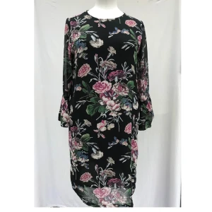 GANNi Bartlett Georgette klänning st.S - GANNI Bartlett Georgette svart och blommig klänning med fina ärmar med volanger Storlek S ( passar en liten st.M också) Nyskick, bara provad hem en gång Material: viskos *Rökfri och djurfri hem* Jag tar Swish