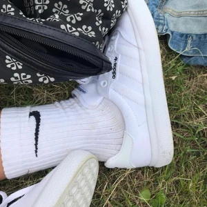 Adidas skor - Vita adidas, väldigt bra kvalite 