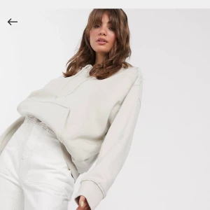 Weekday hoodie  - Köpte denna hoodie på asos men är ifrån weekday, väldigt fin men använder sällan har även en liten fläck som säkert går bort i tvätten men som knappt syns ❌FÄRGEN ÄR INTE SOM PÅ BILD 1 MER SOM BILD 2❌ slutsåld på hemsidan