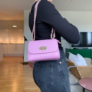 Ljuslila väska med adjustable strap  - Jag säljer denna jättesöta väska som jag tyvärr beställde i fel färg. Väskan är i nyskick då den aldrig blivit använd. Väskan är beställd i England från en brittisk hemsida och är därmed väldigt unik i Sverige. Den har ett adjustable strap samt ett flertal fack/fickor inne i väskan.  💞 köparen står för frakten men jag möter även upp i Lund💞 