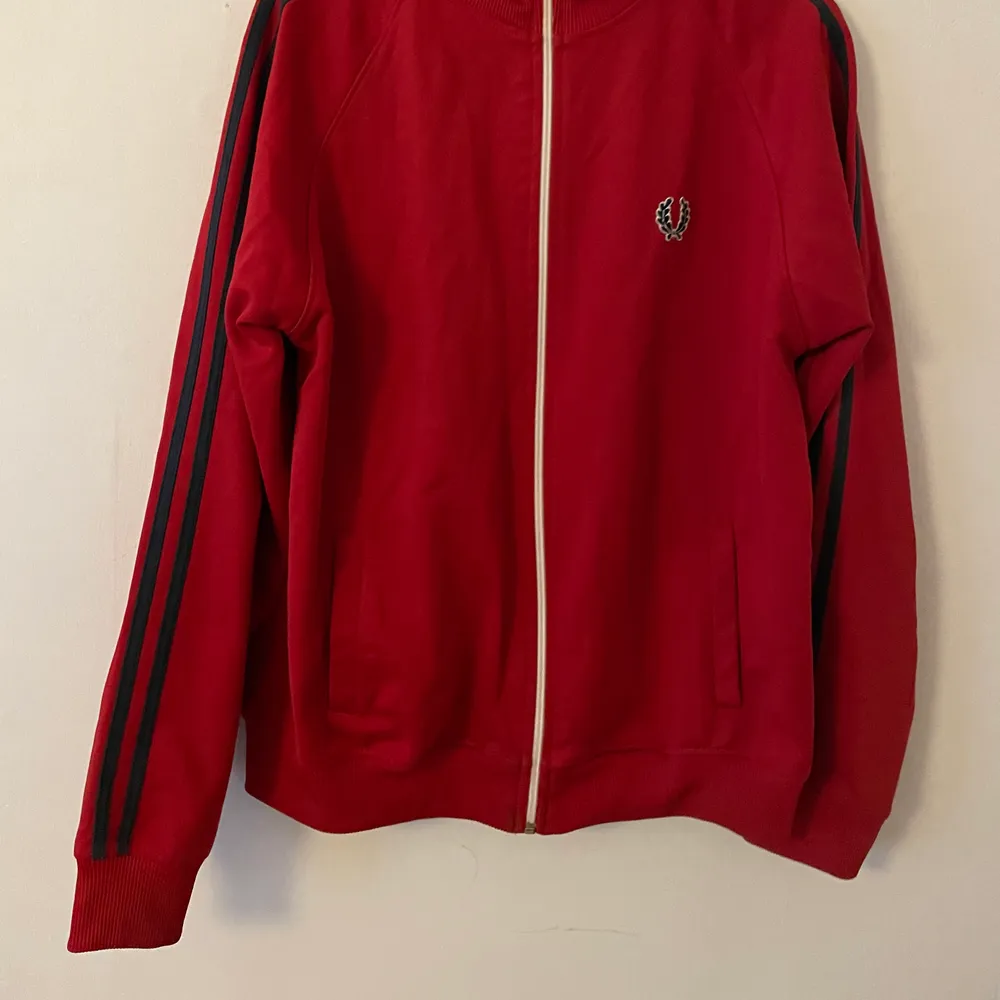 Fred Perry Tröja som jag knappt använt. Utmärkt för träning utomhus! Topp skick.. Hoodies.