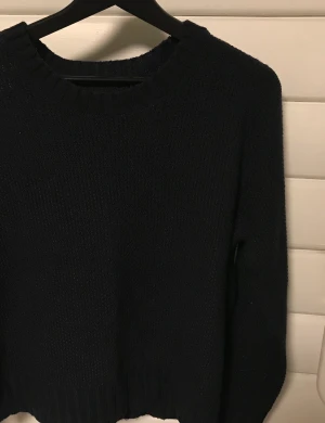 Mörkblå tröja - En fin mörkblå tröja i storlek M men skulle även passa en S. Vet inte riktigt vad man ska säga vad det är för material men ni ser på bilden. Frakt tillkommer.