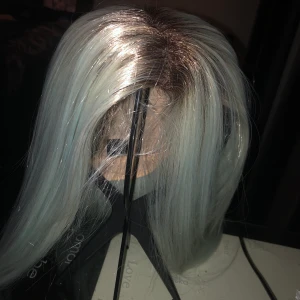 Nikita Dragun Bellami Saphira - Säljer mitt engång använda peruk, jag provade den på en gång, men klippte i lacet. Väldigt fin kvalite, slutsålda snabbt, nypris 1500kr + frakt. Den kommer i sin låda med alla tillbehör; borste, wigcap, mattifyig powder och wig stand. 