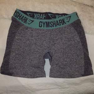 Gråa shorts från gymshark i modellen flex! Storlek M, säljer då de är för stora för mig som är en small! 