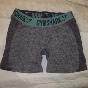 Gymshark shorts!  - Gråa shorts från gymshark i modellen flex! Storlek M, säljer då de är för stora för mig som är en small! 