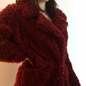 Fluffig kort kappa - FRI FRAKT 🌹🌹 Så mjuk och fin färg 😍😍 storlek xs. Oanvänd