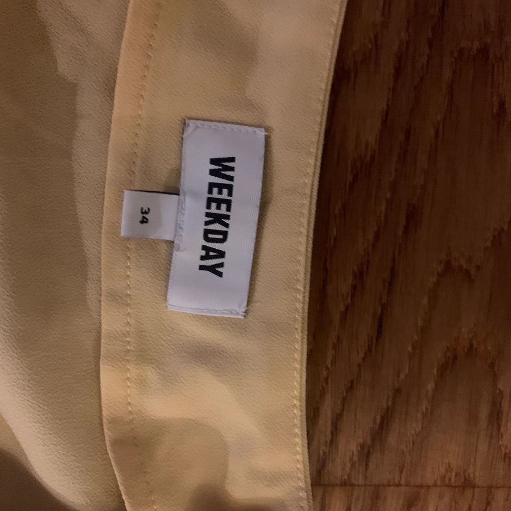 Detta va min favorit kjol tills den började bli liten i midjan👗 den är ganska tajta i midjan 💛❗️den har en liten blå fläck på ena sidan men det är inget man ser så tydligt❗️ denna kjolen är verkligen så fin, men den är dock lite genomskinlig💛. Kjolar.