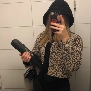 Jeansjacka  - Leopard mönstrad jeansjacka i fint skick💛💛