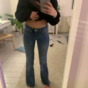 låg midjade byxor - säljer dessa så fina y2k jeansen som jag köpte här på plick, säljer då dem inte riktigt är min stil. tjejen jag köpte dom av köpte dem secondhand, men jag skulle säga att dem är i bra skick. Dem sittet helt okej på mig i längden som är 166/167 cm. Dem är avklippta längst ner men dem var så när jag fick dem. Dem är väldigt strechiga i materialet. många intresserade, buda i kommentarerna