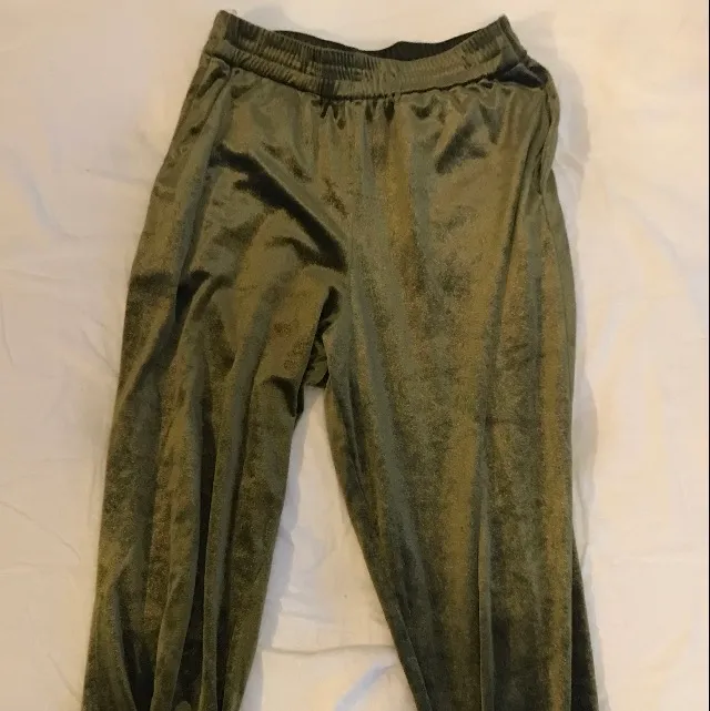 gröna mjukisbyxor i sammet från bikbok. gott skick och mysiga. tajta i midja och i anklarna. . Jeans & Byxor.