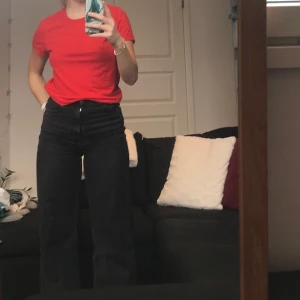 Röd T-shirt från bikbok - Super fin röd T-shirt från bikbok! Säljer pga rensning av garderob ❣️