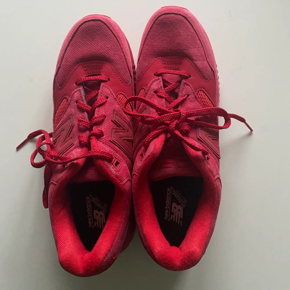 Aldrig andvända röda New balance skor. Lådan finns även kvar. Priset är inte fast. Skor.