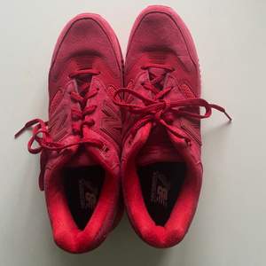 Aldrig andvända röda New balance skor. Lådan finns även kvar. Priset är inte fast