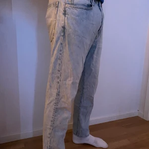 Ljusa jeans - Ljusa raka jeans. Slutar precis vid anklarna. Inga hål eller konstigheter, knappt använda. 