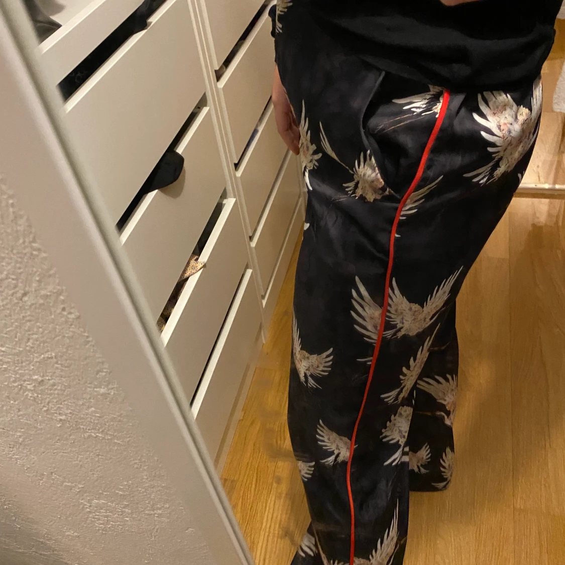 Glansiga kostymbyxor med fåglar - 90